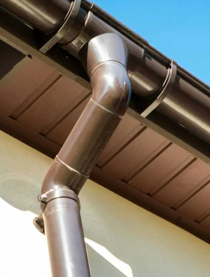 Pose de gouttières alu, zinc et PVC